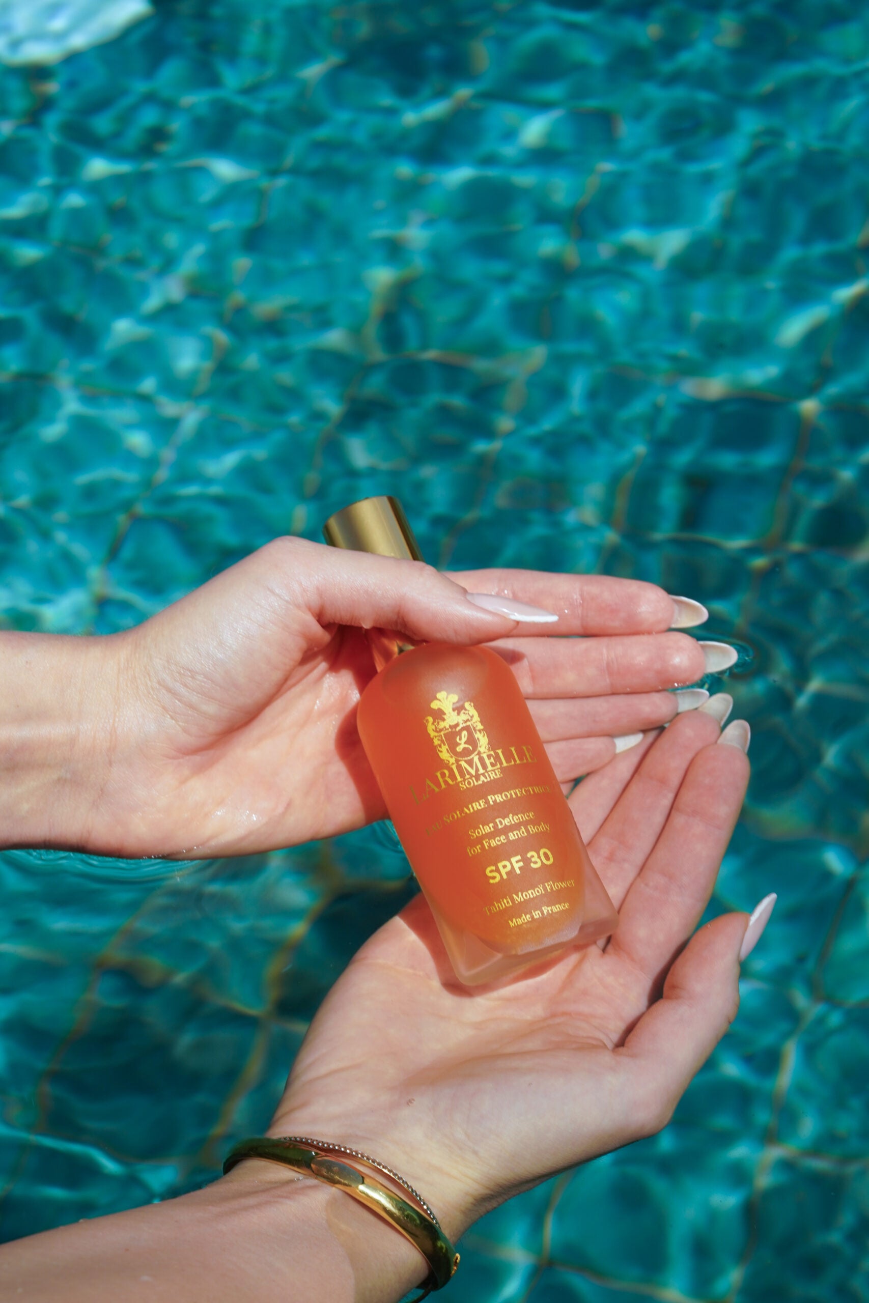 SPF30  Solar Defence for Face and Body, Eau Solaire Protectrice image 1