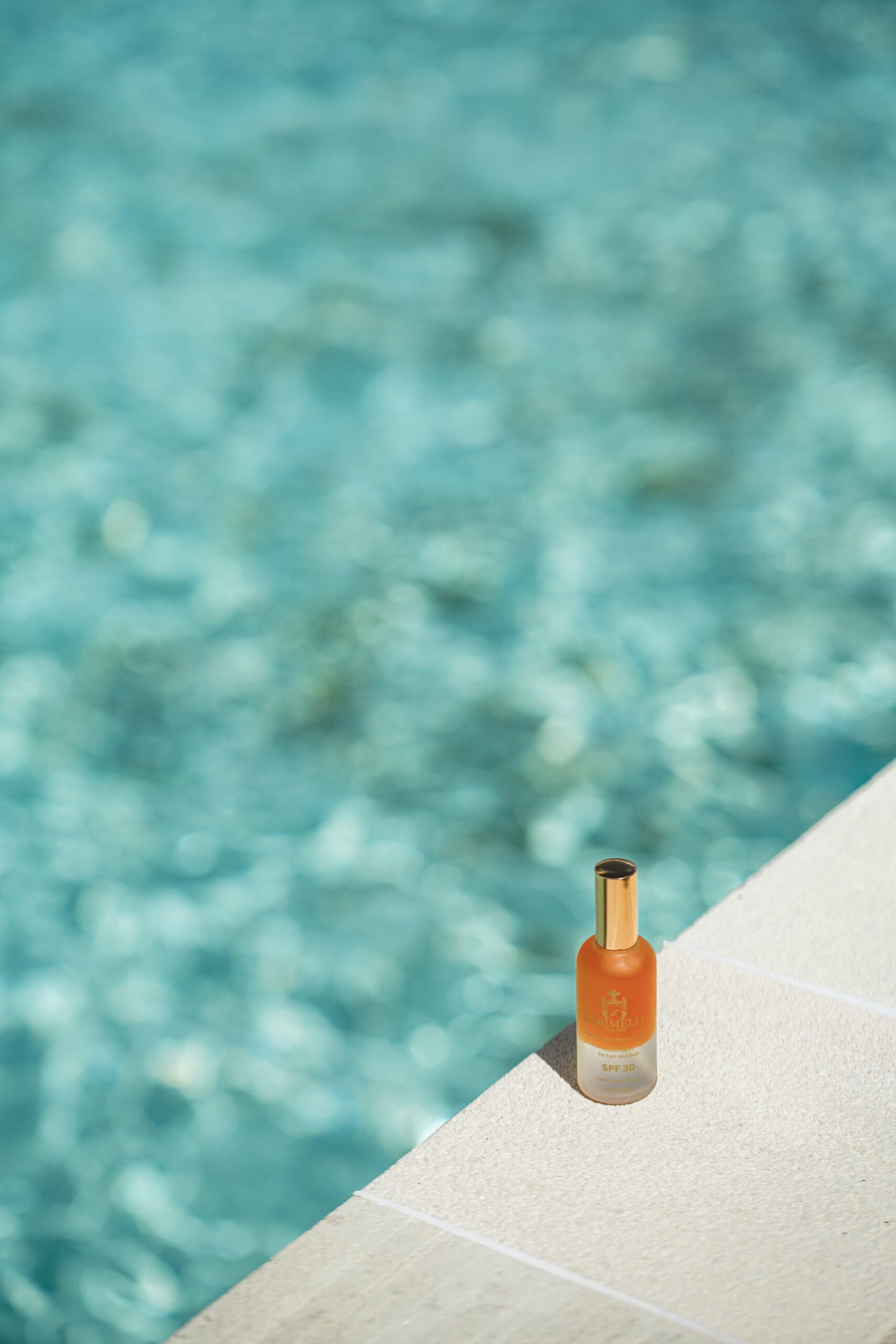 SPF30 Solar Defence for Face and Body, Eau Solaire Protectrice image 2