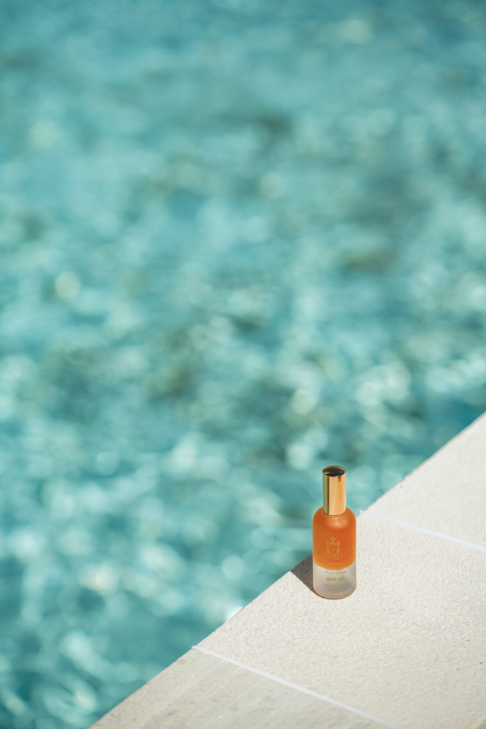 SPF30  Solar Defence for Face and Body, Eau Solaire Protectrice image 2